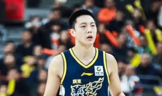恋情影响？胡明轩低迷原因找到，杜锋回应，他或不该犯错|徐杰|广东男篮|浙江男篮|中国男篮|比赛_新浪体育_新浪新闻